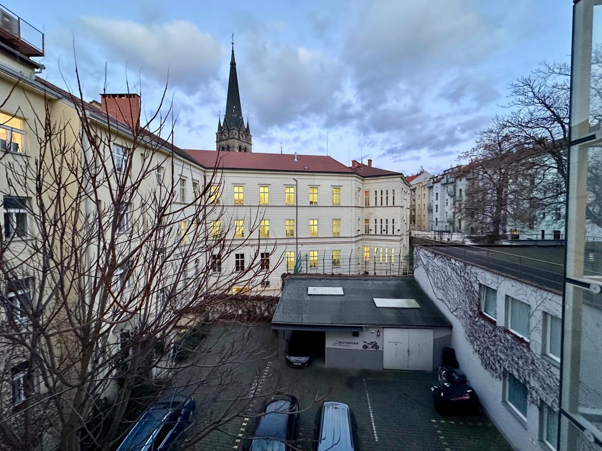 Stylish In Heart Of Zizkov Near Iconic Sites Praga