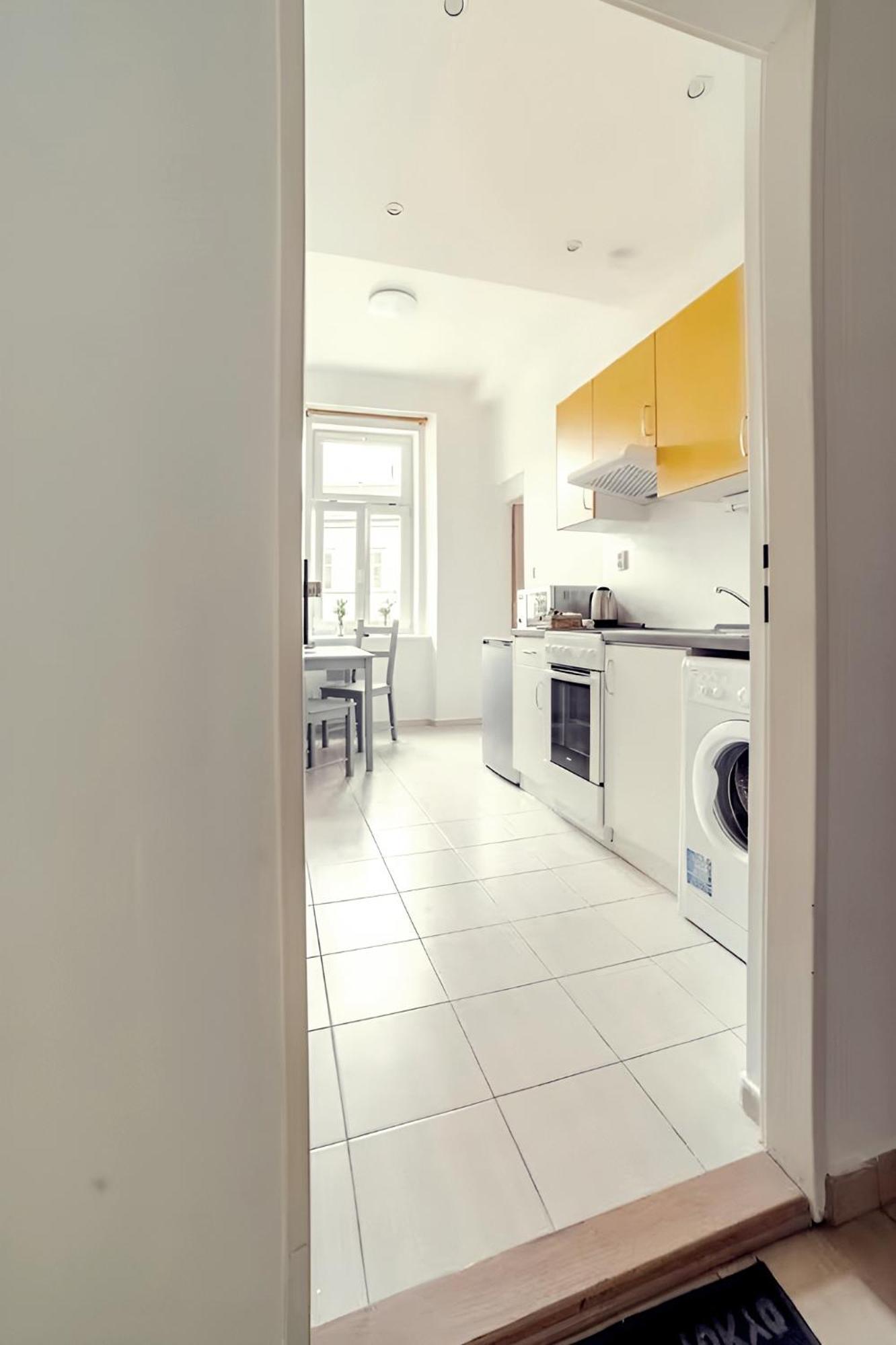 Stylish In Heart Of Zizkov Near Iconic Sites Appartamento